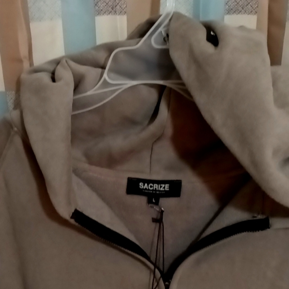 NWT SACRIZE taupe/gray colored sweatshirt w front pockets Size L